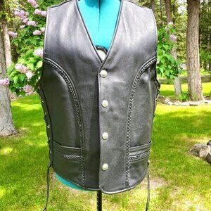 0742. NEW!!!!  Genuine Leather Riding Vest in Black w/2 ~Concealed Carry Pockets